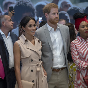 Le prince Harry, duc de Sussex et Meghan Markle, duchesse de Sussex lors de leur visite de l'exposition commémorative de la naissance de Nelson Mandela au centre Southbank à Londres le 17 juillet 2018 