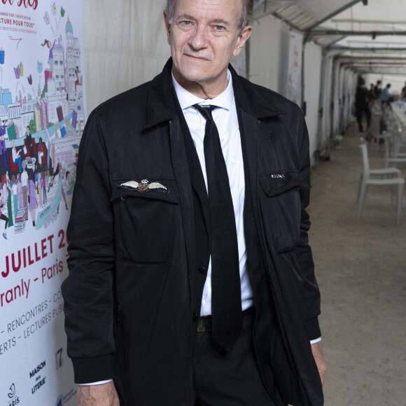 Francis Huster - Festival des Livres et des Artistes organisé par l'association "Lecture pour Tous" engagée dans la lutte contre l'illettrisme au Mail Branly à Paris le 3 juillet 2022. © Pierre Perusseau / Jack Tribeca / Bestimage.