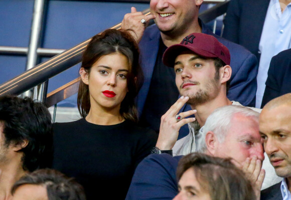 Louis Sarkozy et sa compagne Natali Husic dans les tribunes lors du match de Ligue 1, Paris Saint-Germain (PSG) vs Toulouse FC (TFC) au Parc des Princes à Paris, France, le 20 août 2017. Le PSG a gagné 6-2. 