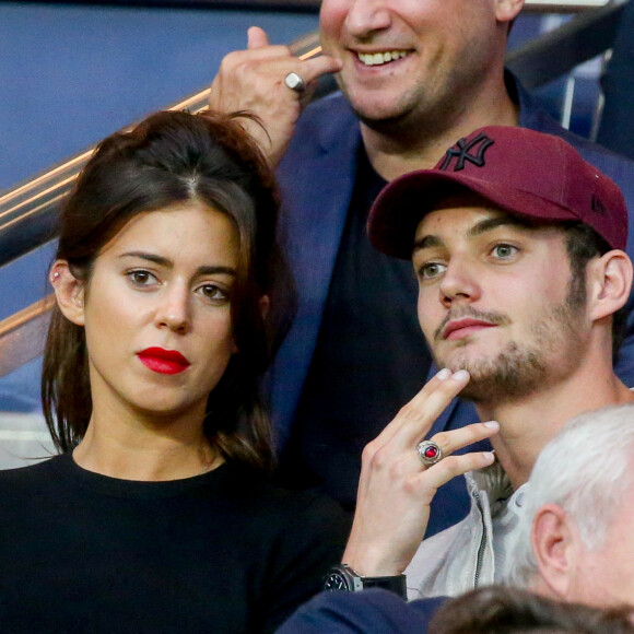 Louis Sarkozy et sa compagne Natali Husic dans les tribunes lors du match de Ligue 1, Paris Saint-Germain (PSG) vs Toulouse FC (TFC) au Parc des Princes à Paris, France, le 20 août 2017. Le PSG a gagné 6-2. 