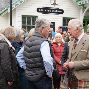 Le roi Charles III et Camilla Parker Bowles assistent à une réception pour remercier la communauté d'Aberdeenshire à Ballater pour son organisation et pour leur soutien après le décès de la reine d'Angleterre. Le 11 octobre 2022.