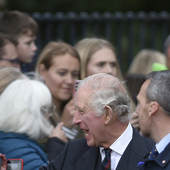 Le roi Charles III d'Angleterre et Camilla Parker Bowles, reine consort d'Angleterre, visitent l'abbaye de Dunfermline, Écosse, Royaume Uni, le 3 octobre 202.
