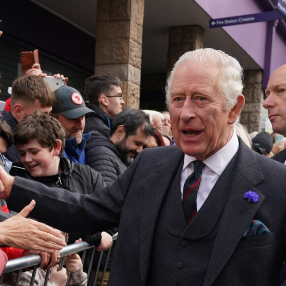 Le roi Charles III d'Angleterre et Camilla Parker Bowles, reine consort d'Angleterre, visitent l'abbaye de Dunfermline, Écosse, Royaume Uni, le 3 octobre 2022.