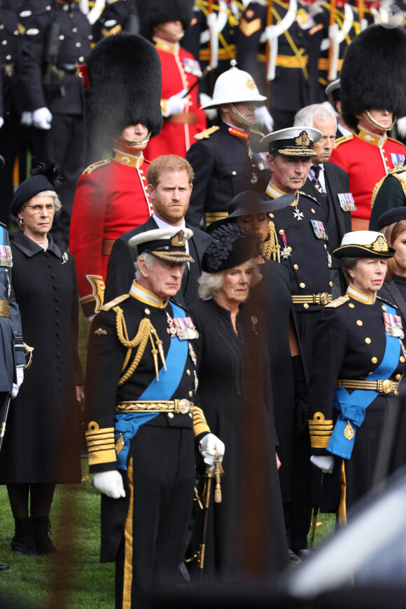Le roi Charles III d'Angleterre, la reine consort Camilla Parker Bowles, le prince Harry, duc de Sussex, Meghan Markle, duchesse de Sussex, la princesse Anne - Procession du cercueil de la reine Elizabeth II d'Angleterre.