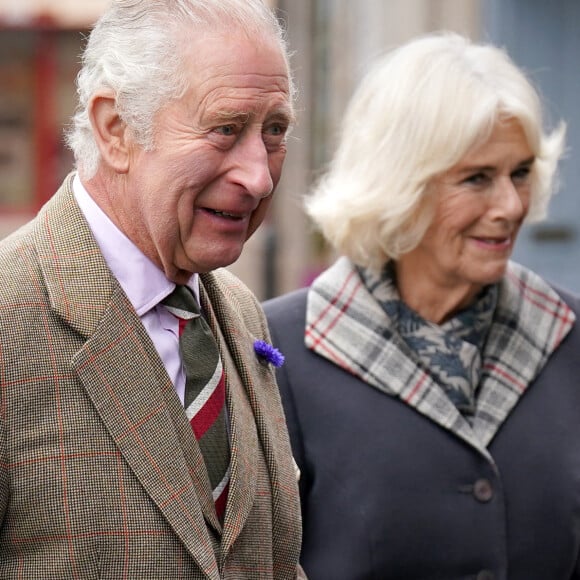 Le roi Charles III d'Angleterre et Camilla Parker Bowles, reine consort d'Angleterre, assistent à une réception pour remercier la communauté d'Aberdeenshire à Ballater (Ecosse) pour son organisation et pour leur soutien après le décès de la reine d'Angleterre. Le 11 octobre 2022. 