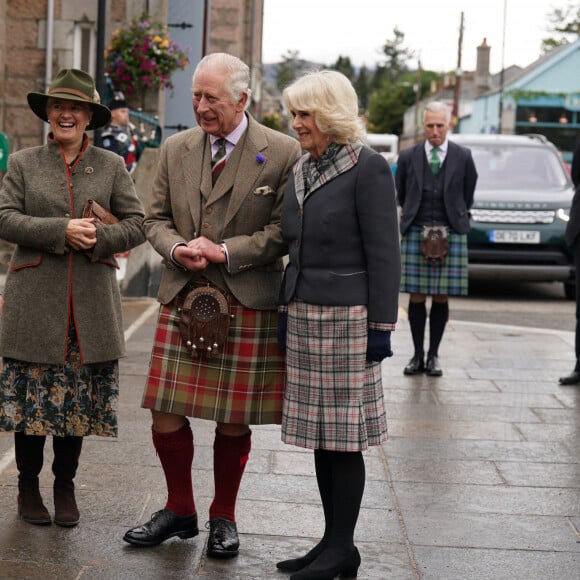 Le roi Charles III d'Angleterre et Camilla Parker Bowles, reine consort d'Angleterre, assistent à une réception pour remercier la communauté d'Aberdeenshire à Ballater (Ecosse) pour son organisation et pour leur soutien après le décès de la reine d'Angleterre. Le 11 octobre 2022. 