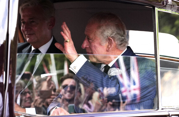 Le roi Charles III d'Angleterre salue la foule à son arrivée au palais de Buckingham à Londres. Le 11 septembre 2022.