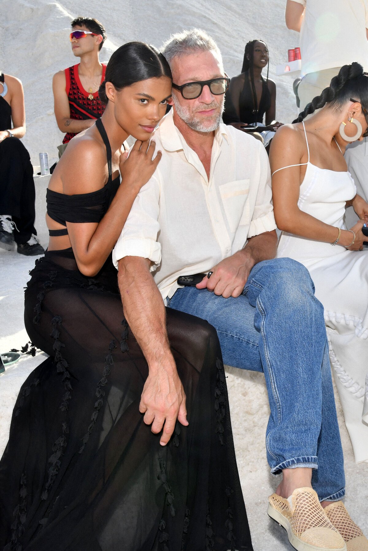 Photo Vincent Cassel et sa femme Tina Kunakey durant le défilé "Le