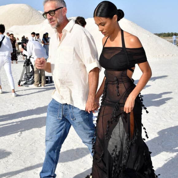 Vincent Cassel et sa femme Tina Kunakey durant le défilé "Le Papier" la collection automne hiver 2022-2023 de Simon Porte Jacquemus aux Salin de Giraud à Arles, le 27 juin 2022. © Bruno Bebert/Bestimage