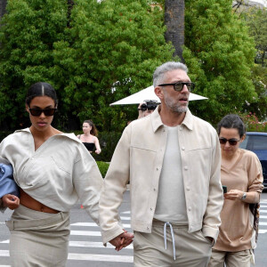 Vincent Cassel et sa femme Tina Kunakey sur la croisette lors du 75ème Festival International du Film de Cannes, France, le 23 mai 2022.