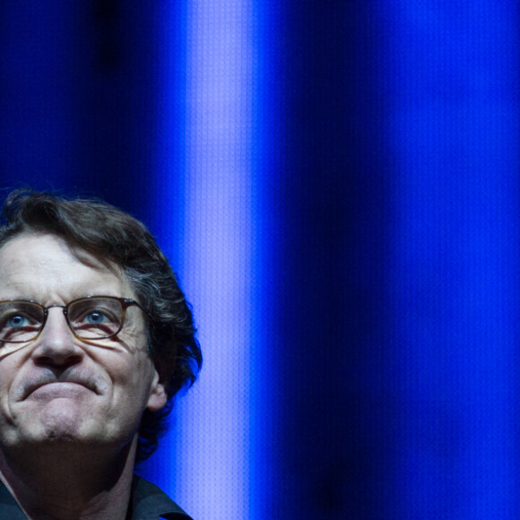 Francis Cabrel reçoit la décoration d'officier de l'ordre de la Couronne par le vice-premier ministre et ministre des affaires étrangères Didier Reynders lors de son concert au Palais 12 à Bruxelles, le 15 avril 2014. Sa mère Denise Nin et sa femme Mariette sont venues l'applaudir. 