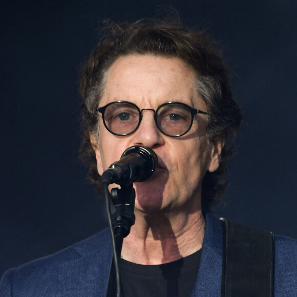 Francis Cabrel sur la scène du festival des Francofolies 2021 à la Rochelle, le 12 juillet 2021. 