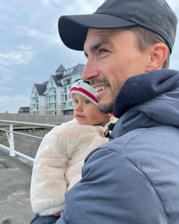 Marion Rousse et Julian Alaphilippe avec leur enfant, Nino. Instagram. Le 15 octobre 2022.