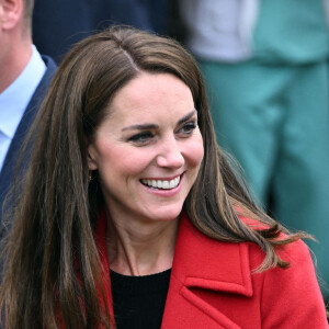 Le prince William, prince de Galles, et Catherine (Kate) Middleton, princesse de Galles, lors de leur visite à l'église St Thomas à Swansea, Royaume Uni, le 27 septembre 2022. L'église réaménagée soutient les habitants de la région et de la ville et du comté de Swansea avec des initiatives telles qu'une banque alimentaire, Swansea Baby Basics, distribuant des articles essentiels aux mères vulnérables telles que des articles de toilette et des vêtements, des installations pour sans-abri, une organisation à but non lucratif café, une cuisine de formation communautaire et un réseau de distribution de surplus de nourriture qui collecte la nourriture des supermarchés à la fin de chaque journée et la distribue pour prévenir le gaspillage alimentaire et aider à mettre fin à la pauvreté alimentaire. 