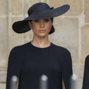 Meghan Markle - Procession du cercueil de la reine Elizabeth II d'Angleterre de Wesminster Hall où il était exposé au public, jusqu'à l'Abbaye de Westminster. Le cercueil est installé sur l'affût du canon, puis tiré par 142 marins de la Royal Navy à l'aide de cordages, dans la plus pure tradition de la monarchie britannique. Cette tradition remonte aux funérailles d'Etat de la reine Victoria en février 1901. Londres, le 19 septembre 2022.  HM Queen Elizabeth II's funeral held at Westminster Abbey. Here, Meghan Markle, Duchess of Sussex 