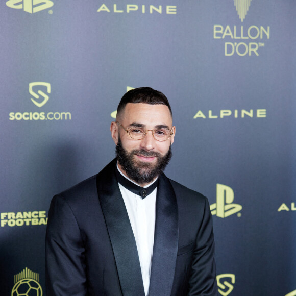 Karim Benzema porte une montre Richard Mille - Photocall de la 66ème cérémonie du Ballon d'Or au Théâtre du Chatelet à Paris le 17 octobre 2022. © Cyril Moreau/Bestimage