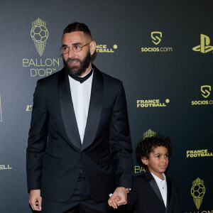 Karim Benzema et son fils Ibrahim - Photocall de la 66ème cérémonie du Ballon d'Or au Théâtre du Chatelet à Paris le 17 octobre 2022. © Cyril Moreau/Bestimage