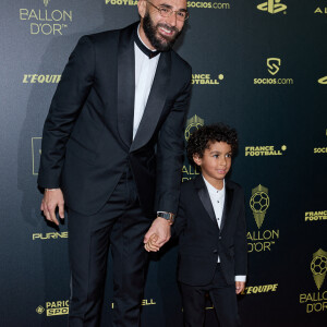 Karim Benzema et son fils Ibrahim - Photocall de la 66ème cérémonie du Ballon d'Or au Théâtre du Chatelet à Paris le 17 octobre 2022. © Cyril Moreau/Bestimage