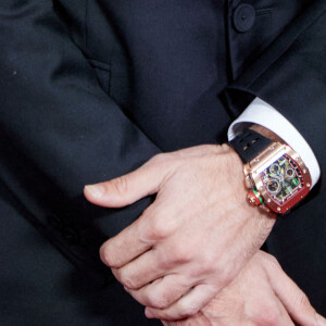 Karim Benzema porte une montre Richard Mille - Photocall de la 66ème cérémonie du Ballon d'Or au Théâtre du Chatelet à Paris le 17 octobre 2022. © Cyril Moreau/Bestimage