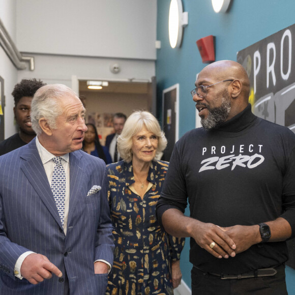 Le roi Charles III d'Angleterre et Camilla Parker Bowles, reine consort d'Angleterre, visitent l'association Project Zero à Londres, le 18 octobre 2022. 