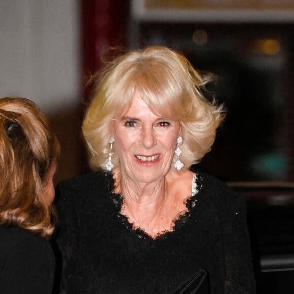 Camilla Parker Bowles, reine consort d'Angleterre, remet le Booker Prize à Shehan Karunatilaka pour son livre "Les Sept Lunes de Maali Almeida" au Roundhouse de Londres, le 17 octobre 2022. 