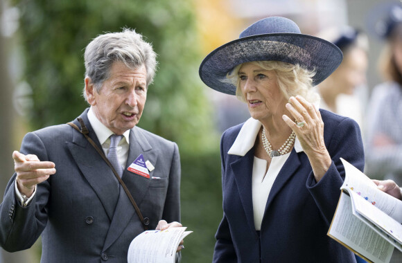 Camilla Parker Bowles, reine consort d'Angleterre et John Warren manager des chevaux de feu la reine Elizabeth lors du Quipco Champions Day à Ascot le 15 octobre 2022. 