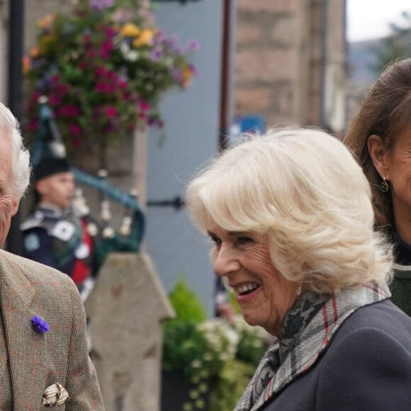 Le roi Charles III d'Angleterre et Camilla Parker Bowles, reine consort d'Angleterre, assistent à une réception pour remercier la communauté d'Aberdeenshire à Ballater (Ecosse) pour son organisation et pour leur soutien après le décès de la reine d'Angleterre. Le 11 octobre 2022. 