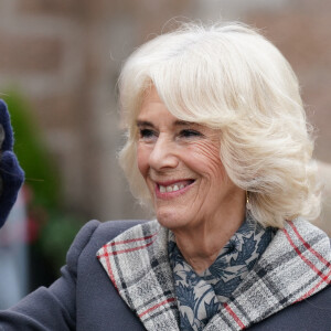 Le roi Charles III d'Angleterre et Camilla Parker Bowles, reine consort d'Angleterre, assistent à une réception pour remercier la communauté d'Aberdeenshire à Ballater (Ecosse) pour son organisation et pour leur soutien après le décès de la reine d'Angleterre. Le 11 octobre 2022. 