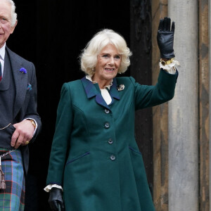 Le roi Charles III d'Angleterre et Camilla Parker Bowles, reine consort d'Angleterre, visitent l'abbaye de Dunfermline, Écosse, Royaume Uni, le 3 octobre 2022, pour marquer son 950ème anniversaire, et après avoir assisté à une réunion à la City Chambers. 
