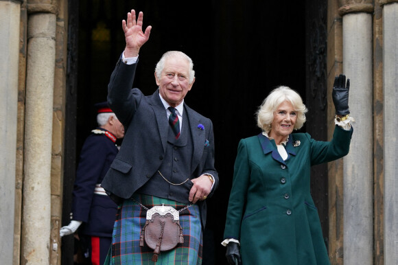 Le roi Charles III d'Angleterre et Camilla Parker Bowles, reine consort d'Angleterre, visitent l'abbaye de Dunfermline, Écosse, Royaume Uni, le 3 octobre 2022, pour marquer son 950ème anniversaire, et après avoir assisté à une réunion à la City Chambers. 