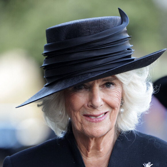 Le roi Charles III d'Angleterre et Camilla Parker Bowles, reine consort d'Angleterre, arrivent à une réceptions organisée pour les associations caritatives au château de Cardiff. Le 16 septembre 2022. 