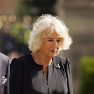 Le roi Charles III d'Angleterre et Camilla Parker Bowles, reine consort d'Angleterre, saluent la foule aux abords du château de Hillsborough à Belfast, le 13 septembre 2022. 