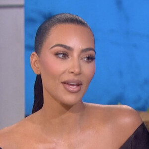 Kim Kardashian dit à Ellen DeGeneres qu'elle soutient la romance de sa soeur Kourtney et Travis Barker en déclarant : "J'aime leur relation", sur le Ellen Show 