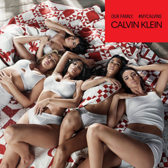 Pour sa campagne axée sur la famille, Calvin Klein a réussi le pari de faire poser les cinq soeurs Karda­shian/Jenner ensemble: Kim Karda­shian, Khloé Kardashian, Kourtney Kardashian, Kylie Jenner et Kendall Jenner.
