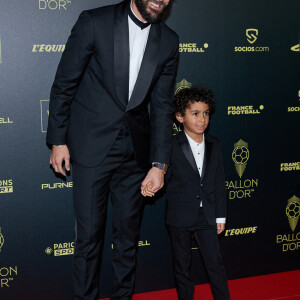 Karim Benzema et son fils Ibrahim - Photocall de la 66ème cérémonie du Ballon d'Or au Théâtre du Chatelet à Paris le 17 octobre 2022. © Cyril Moreau/Bestimage