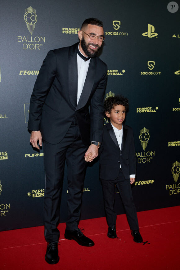 Karim Benzema et son fils Ibrahim - Photocall de la 66ème cérémonie du Ballon d'Or au Théâtre du Chatelet à Paris le 17 octobre 2022. © Cyril Moreau/Bestimage