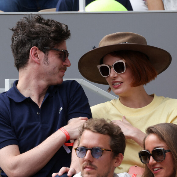 Théma - Les amoureux de Roland Garros - Grégory Nicolaidi, Elodie Frégé en tribunes lors des Internationaux de France de tennis de Roland Garros à Paris, France, le 26 mai 2022.