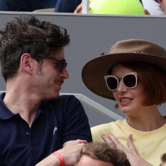 Grégory Nicolaidi, Elodie Frégé en tribunes lors des Internationaux de France de tennis de Roland Garros à Paris, France.