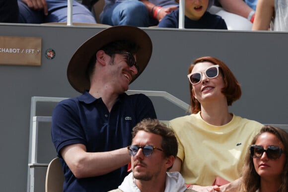 Grégory Nicolaidi, Elodie Frégé en tribunes lors des Internationaux de France de tennis de Roland Garros à Paris, France, le 26 mai 2022.