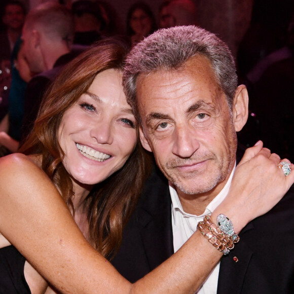 Carla Bruni-Sarkozy et son mari Nicolas Sarkozy - 19ème "Diner de la Mode" au bénéfice de Sidaction au Pavillon Cambon Capucines dans le cadre de la Fashion Week de Paris, France. Le 7 juillet 2022. © Rachid Bellak / Bestimage.