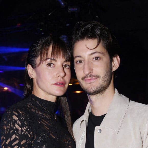 Pierre Niney et sa femme Natasha Andrews - After party du film Mascarade au club privé NO.PI à Paris le 20 octobre 2022. © Rachid Bellak / Bestimage.