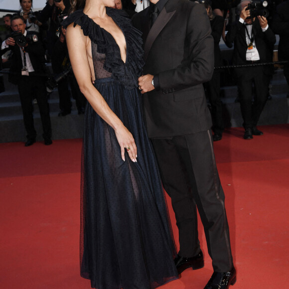 Pierre Niney et sa femme Natasha Andrews à la montée des marches du film "Mascarade" lors du 75ème Festival International du Film de Cannes, France, le 27 mai 2022. © Rachid Bellak/Bestimage.