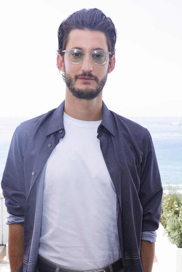 Pierre Niney - Interview de Pierre Niney par A.Trapenard pour Brut, lors du 75ème Festival International du Film de Cannes, France, le 27 mai 2022. © Jack Tribeca/Bestimage.