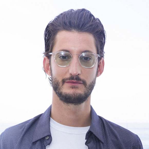 Pierre Niney - Interview de Pierre Niney par A.Trapenard pour Brut, lors du 75ème Festival International du Film de Cannes, France, le 27 mai 2022. © Jack Tribeca/Bestimage.