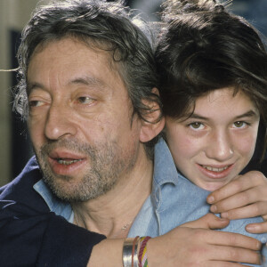 Archives - Serge Gainsbourg chez lui avec sa fille Charlotte dans son hotel particulier de la rue de Verneuil. Paris. Mai 1985. © Michel Marizy via Bestimage