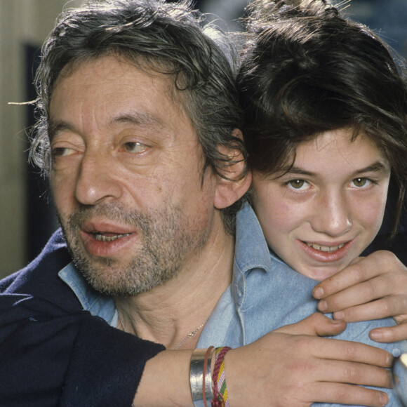 Archives - Serge Gainsbourg chez lui avec sa fille Charlotte dans son hotel particulier de la rue de Verneuil. Paris. Mai 1985. © Michel Marizy via Bestimage