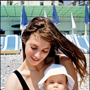Archives - Jane Birkin et sa fille Charlotte Gainsbourg sur la plage de Nice. 1972.