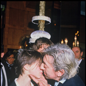 Archives - Charlotte Gainsbourg avec son père Serge Gainsbourg. Soirée des César, 1986.