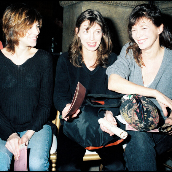 Charlotte Gainsbourg, Kate Barry et Jane Birkin au défilé John Galliano à Paris.