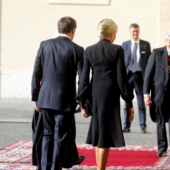 Brigitte Macron a accompagné son mari le président de la République Emmanuel Macron lors de sa visite à la Cité du Vatican pour une Audience avec Sa Sainteté le Pape François le 24 octobre 2022